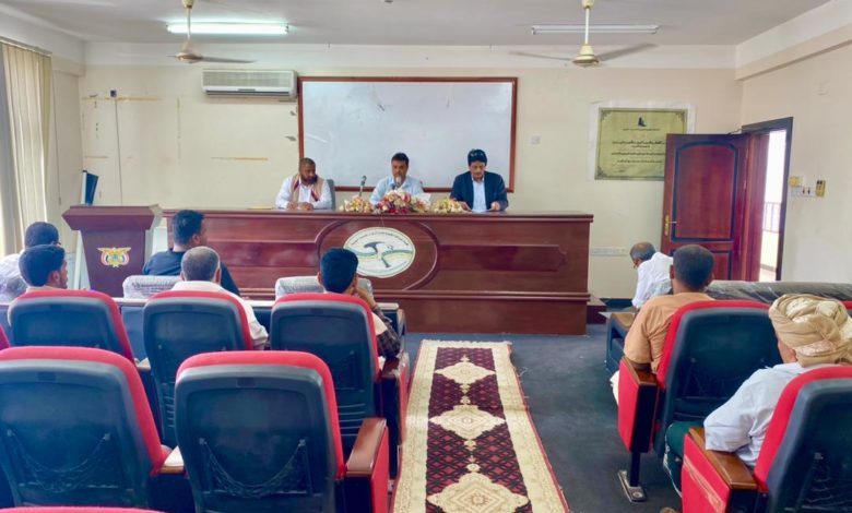 صورة السلطة المحلية بمدينة المكلا وهيئة الجيلوجيا تعقدان لقاء مع ملاك المحاجر والكسارات