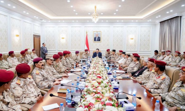 صورة رئيس الوزراء يرأس في عدن اجتماعاً موسعاً لقيادات وزارة الدفاع