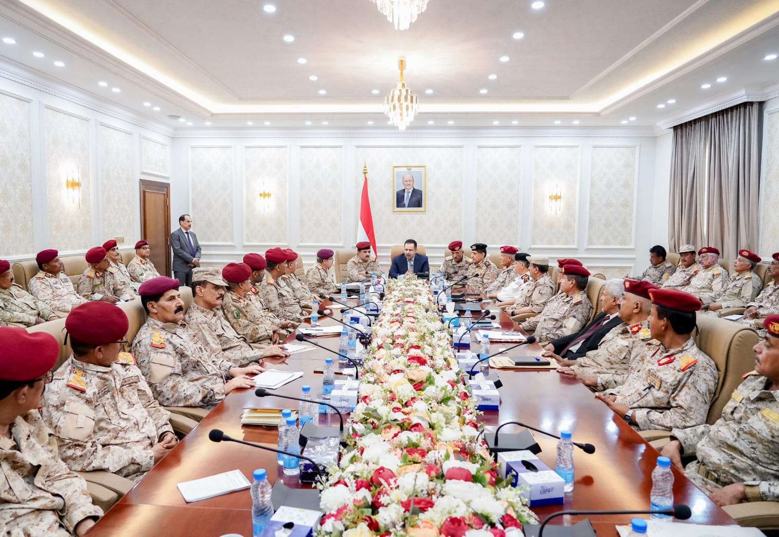 رئيس الوزراء يرأس في عدن اجتماعاً موسعاً لقيادات وزارة الدفاع