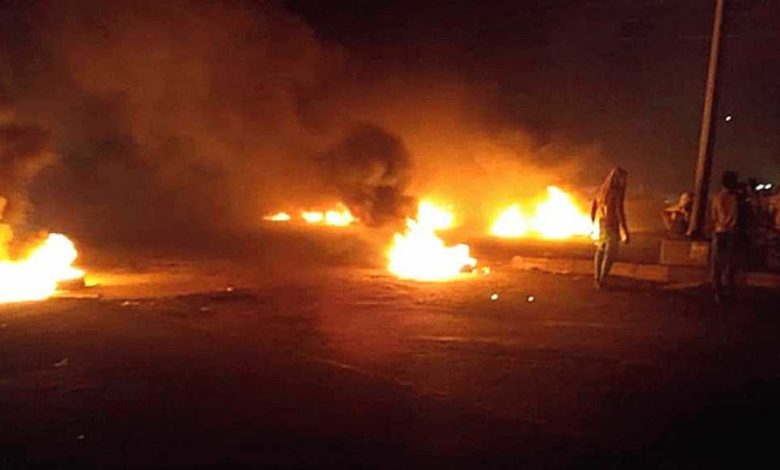 صورة غضب عارم في عدن بعد وصول ساعات انقطاع الكهرباء إلى 10 ساعات متواصلة