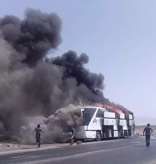 احتراق حافلة نقل جماعي في منطقة بئرعلي بشبوة