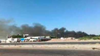 صورة حريق هائل يلتهم مصنع بلحج والدفاع المدني يعتذر عن المساعدة بحجة عدم توفر امكانيات