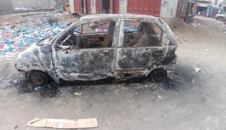 صورة مجهولون يحرقون سيارة إعلامية يمنية