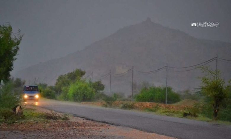 صورة الأرصاد يتوقع هطول أمطار على 15 محافظة خلال الساعات القادمة ويحذر من عواصف شديدة