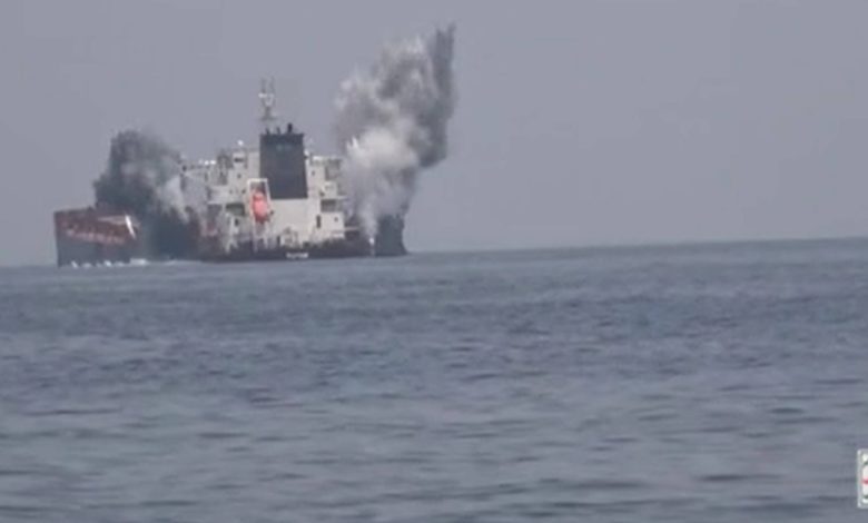 صورة جماعة الحوثي تعلن استهداف سفينة إسرائيلية بميناء حيفا والكيان يرد