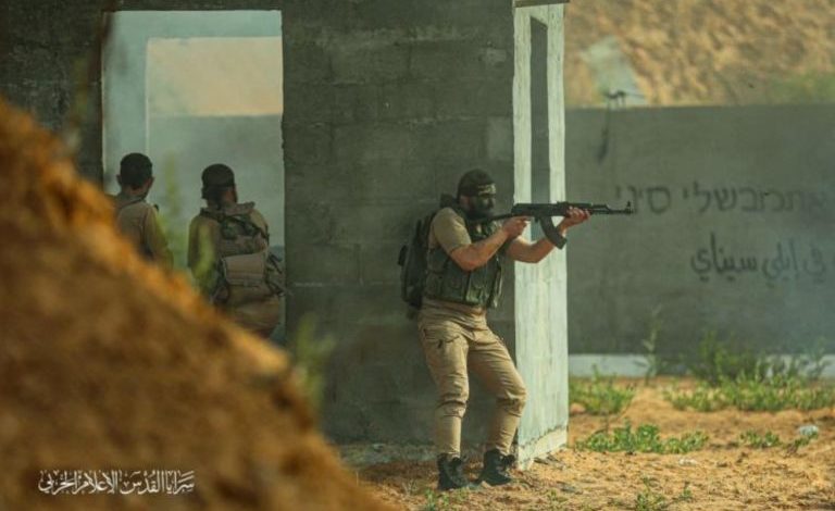 صورة المقاومة الفلسطينية تتصدى لقوات الاحتلال في عدة محاور بقطاع غزة