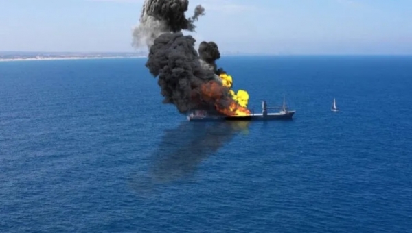 صورة سفينة أمريكية أُصيبت بصاروخ بالقرب من عدن