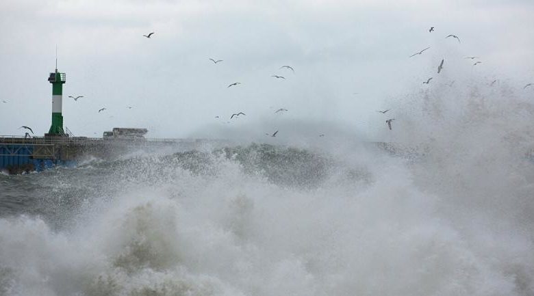 صورة تحذير من اضطراب البحر في السواحل اليمنية خلال الساعات القادمة