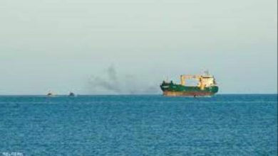 صورة تعرض سفينة لإطلاق نار قرب ميناء نشطون