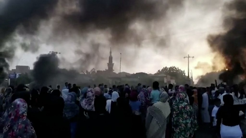 ماذا يحدث في السودان؟ تطورات خطيرة واعتقال رئيس الحكومة ووزرائه وحل مجلسي الوزراء والسيادة وفرض الطوارئ في كل البلاد وارتفاع الضحايا إلى أكثر من ١٠٠ حتى الان