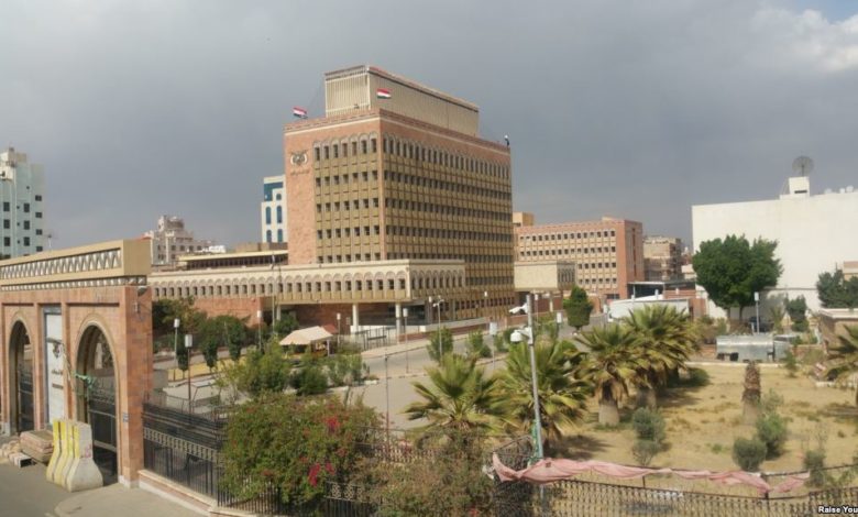 صورة مليشيا الحوثي تبدأ فرض عملة جديدة بمناطق سيطرتها