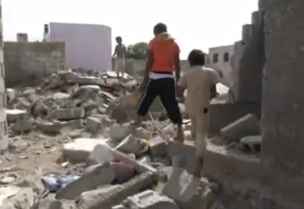 الإرهابي الحوثي يحول منازل المدنيين في حي منظر إلى أكوام من الدمار