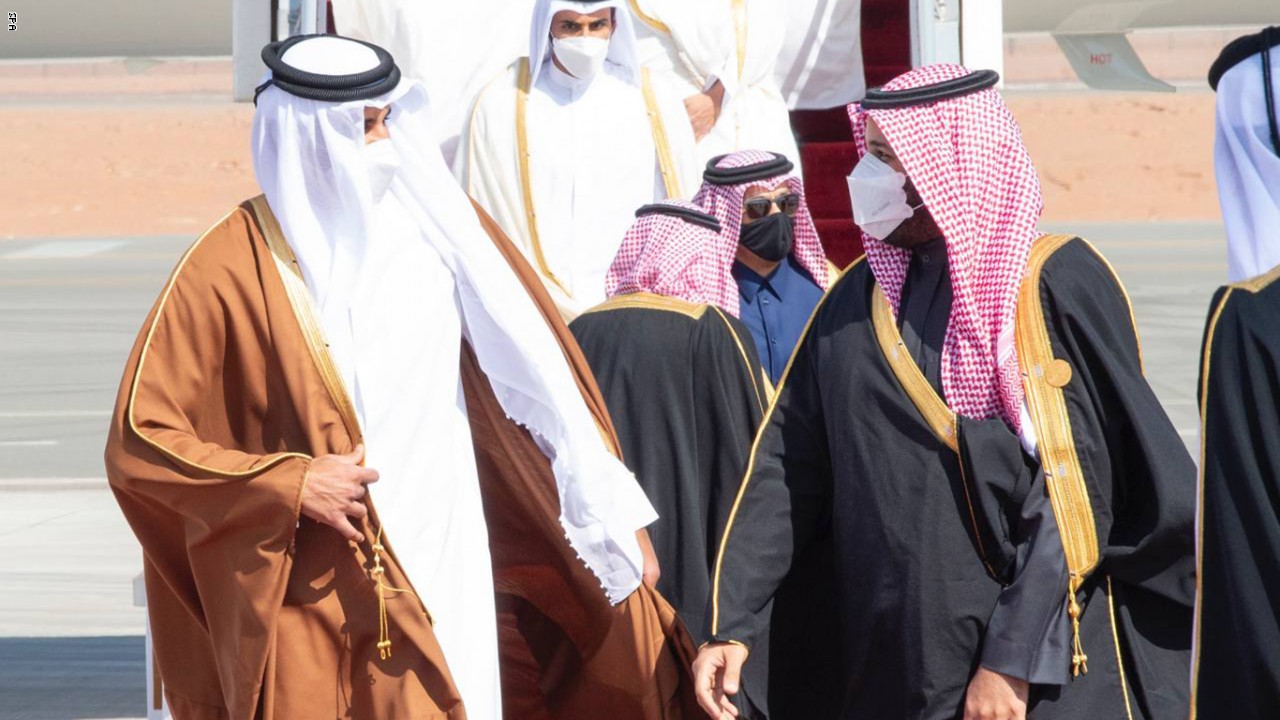لقاء ولي العهد السعودي محمد بن سلمان بأمير قطر الشيخ تميم في مطار العلا