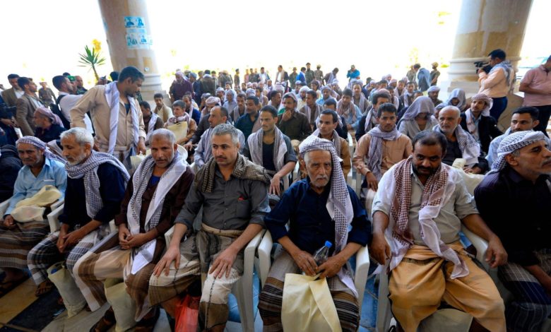 صورة الحوثيون أطلقوا 113 محتجزاً من جانب واحد “أسرى أم مختطفيين، مناورة أم مبادرة؟” صور