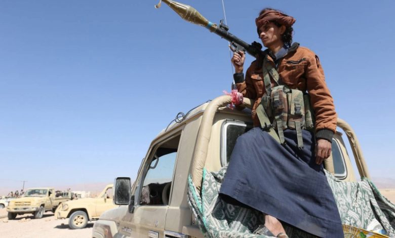 صورة الحوثيون يدفعون بقوات جديدة وآليات عسكرية متنوعة إلى تعز