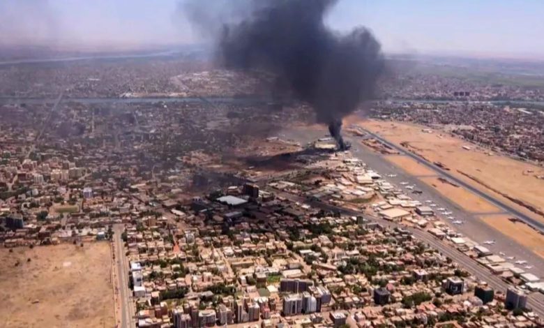 صورة “الدعم السريع” يتهم الجيش السوداني بخرق الهدنة ودول عربية وغربية تسارع بإجلاء رعاياها