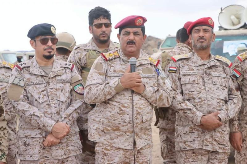عاجل.. هجوم حوثي يستهدف موكب وزير الدفاع وقيادات عسكرية