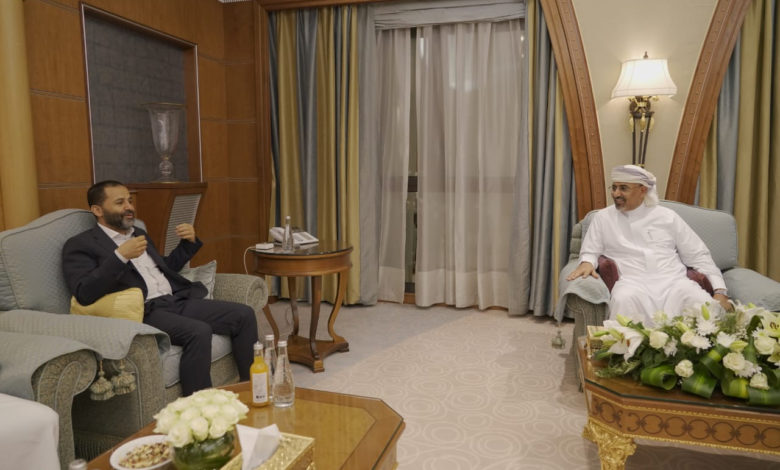 صورة عيدروس الزُبيدي يلتقي الشيخ حميد الأحمر وإخوانه “صور”