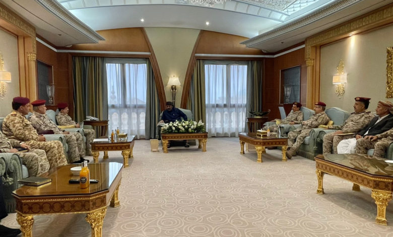 صورة الزُبيدي يستقبل قيادة وزارة الدفاع
