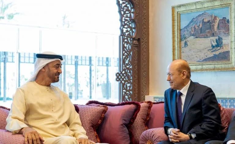 صورة الرئيس اليمني رشاد العليمي يغادر عدن إلى الإمارات في زيارة عمل غير رسمية (ماذا حدث؟)