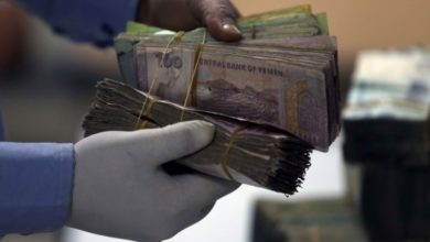 صورة بعد تاخر صرف الراتب لعدة اشهر ..عسكريون يستلمون رواتبهم بهذه العملة التي لا تقبلها معظم المحلات التجارية