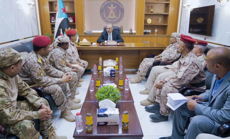 صورة الزُبيدي يطّلع على الأوضاع العسكرية بمحور العند وباب المندب