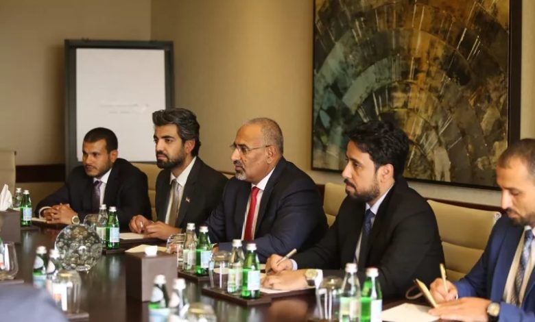 صورة الزُبيدي يؤكد حرص الانتقالي على تماسك المجلس الرئاسي والمشاركة في فريق التفاوض