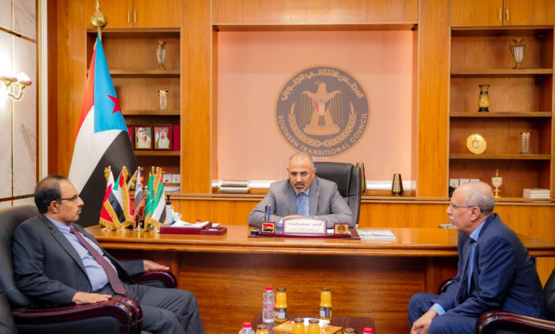 صورة الزُبيدي يلتقي محافظ محافظة حضرموت الجديد