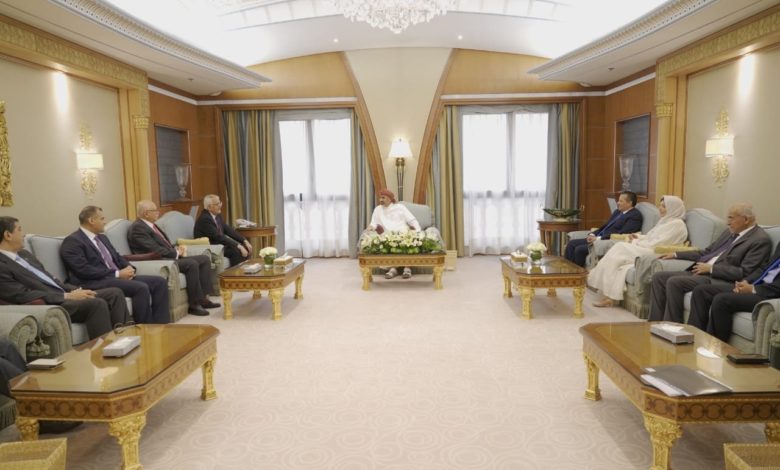 صورة الزبيدي يلتقي قيادات الأحزاب ويحث على الاصطفاف الوطني لمواجهة الحوثي