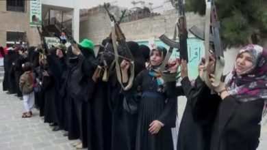 صورة الهدف البحث عن مطلوبين معارضين لهم والتهمة التفتيش عن بيع الممنوعات ..زينبيات الحوثي تداهم منازل مواطنين بصنعاء وتعتدي على النساء والأطفال