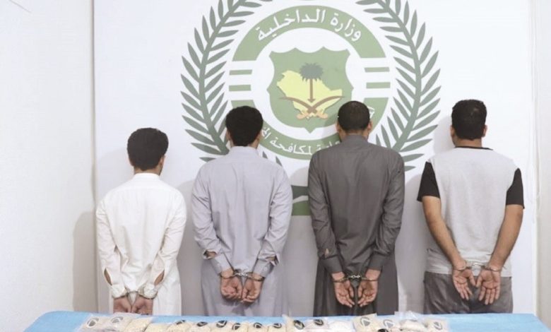 صورة السعودية تضبط 4 اشخاص بينهم يمني بحوزتهم اقراص مخدرة