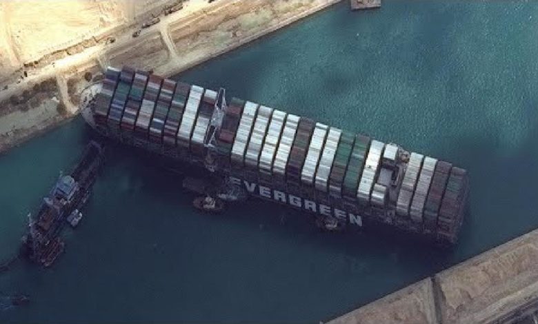 صورة استمرار جهود تعويم السفينة الجانحة بقناة السويس وواشنطن تعرض على مصر المساعدة
