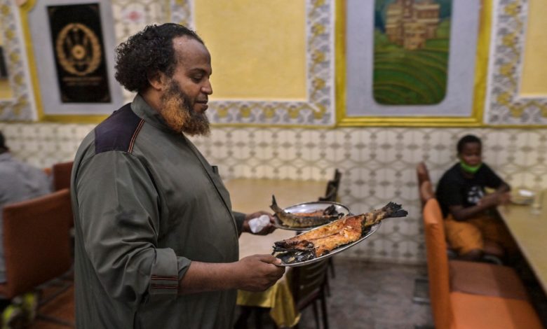 صورة السمك اليمني.. وصفة مستوردة باتت طبقاً وطنياً في جيبوتي