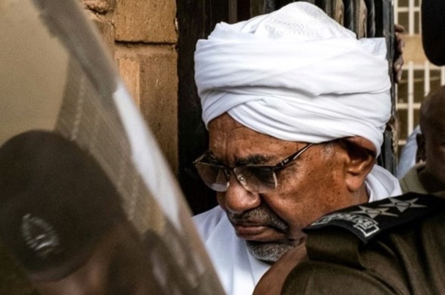 السودان يقرر تسليم البشير للمحكمة الجنائية الدولية وواشنطن ترحب