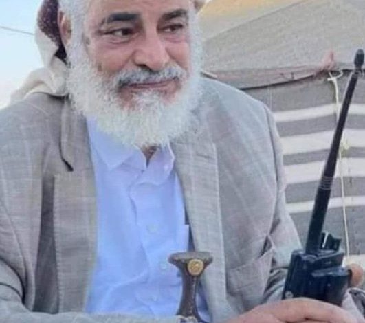 صورة شاهد كيف ظهر الشيخ القبلي بعد ساعات من استهداف منزله بصاروخ باليستي جنوب مأرب واستشهاد نجليه وماذا قال؟
