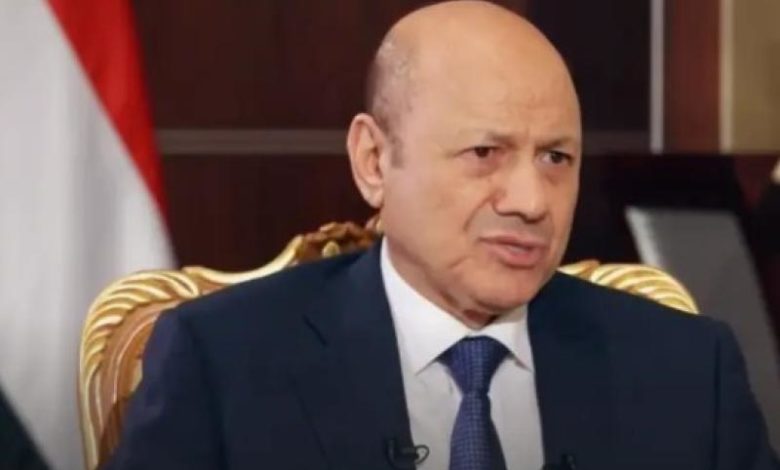 صورة إيقاف عدد من المسؤولين في تعز عقب توجيهات رئيس مجلس القيادة