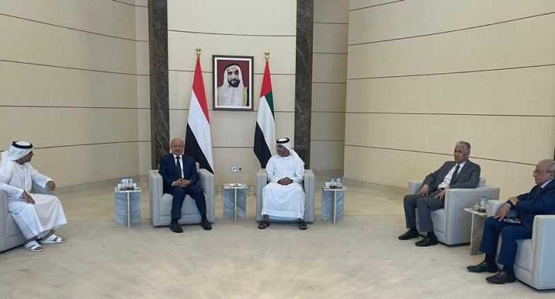 صورة رئيس مجلس القيادة الرئاسي يصل ابوظبي