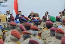 صورة رئيس مجلس القيادة يرأس اجتماعاً لقادة الجيش ويشيد بالجاهزية القتالية العالية