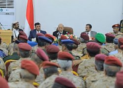صورة رئيس مجلس القيادة يرأس اجتماعاً لقادة الجيش ويشيد بالجاهزية القتالية العالية