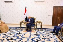 صورة رئيس مجلس القيادة يشيد بتدخلات الامارات الإنمائية والإنسانية السخية للتخفيف عن الشعب اليمني
