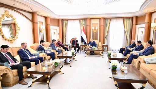 صورة الرئيس العليمي يطالب بدعم الحكومة اليمنية لاستعادة الدولة ويحذر