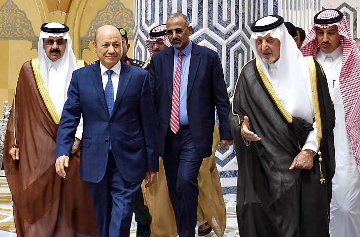 صورة بعد أسبوع من أداء اليمين الدستورية.. رئيس مجلس القيادة الرئاسي يصل السعودية قادما من عدن