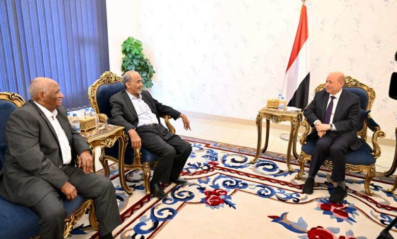 صورة رئيس مجلس القيادة الرئاسي يستقبل اللواءين محمود الصبيحي وفيصل رجب