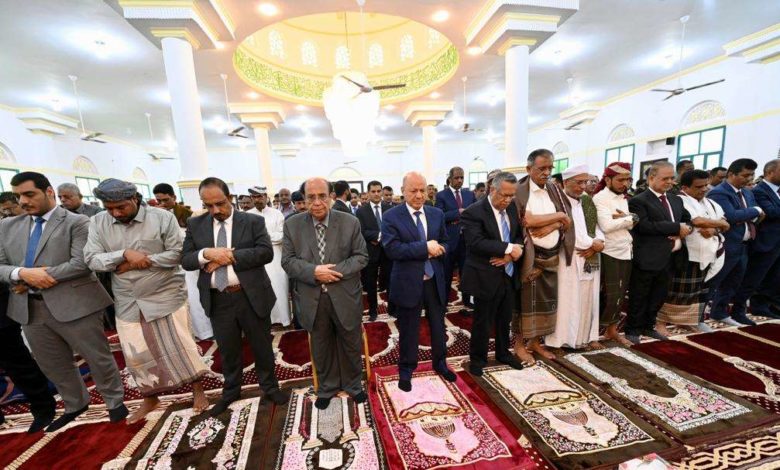 صورة الرئيس العليمي يؤدي صلاة عيد الاضحى ويستقبل جموع المهنئين في القصر الجمهوري بمدينة المكلا