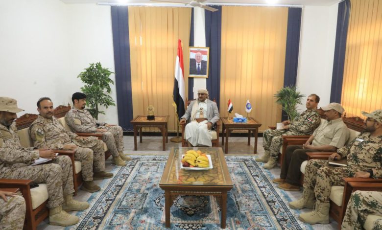 صورة العميد طارق صالح يستقبل في تعز وفدًا رفيعا من قوات التحالف برئاسة قائد الدعم والإسناد