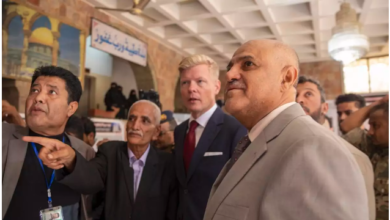 صورة في ختام زيارته إلى محافظة تعز المبعوث الأممي يدعو إلى حوار سياسي شامل