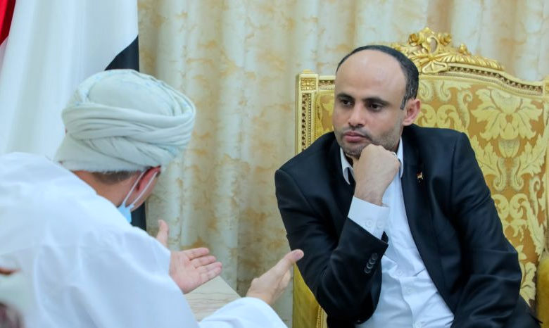 صورة الوفد الأمني العماني ينقل للحوثيين رسائل تحذيرية أميركية ولا حديث عن ترتيبات ما بعد الحرب ورفض المليشيات للتهدئة