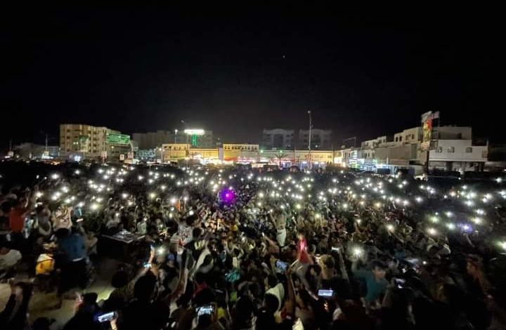 صورة فيديو.. اليمن تشتعل باحتفالات عارمة في الشوارع وإطلاق الالعاب النارية احتفاء بالفوز ونيل لقب بطولة غرب آسيا للناشئين