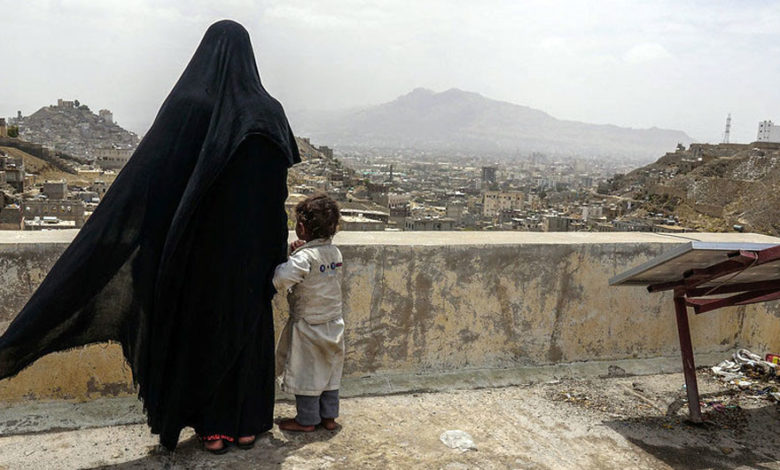 صورة امرأة يمنية شجاعة تقتل قيادي حوثي بصنعاء اقتحم منزلها لاغتصابها فألقت به من سطح البيت