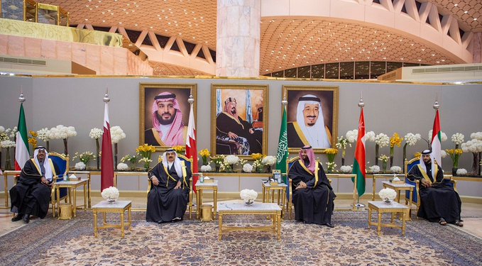 انطلاق القمة الخليجية الـ42 في الرياض بحضور قطر واليمن على رأس جدول الأعمال